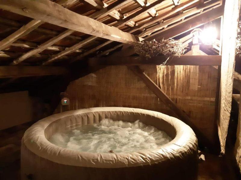 Gite, Jacuzzi & Vin Au Grenier De Madiran Exterior photo